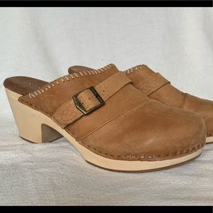 TOMS Elias Leather and Wood Platform Clog
